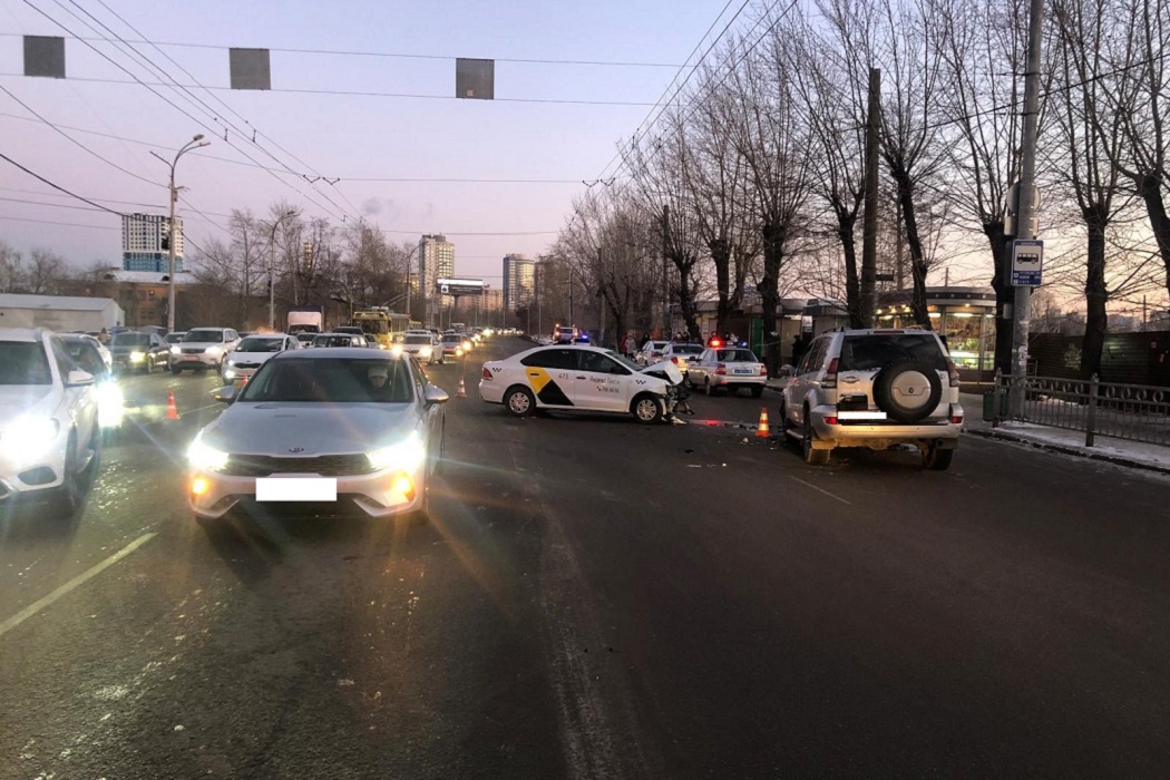 В Екатеринбурге нашли водителя, спровоцировавшего ДТП на Белинского