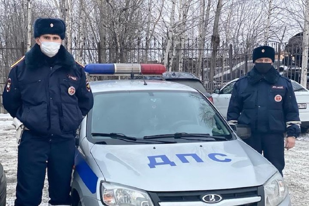На Урале полицейские помогли замерзавшему на трассе водителю большегруза