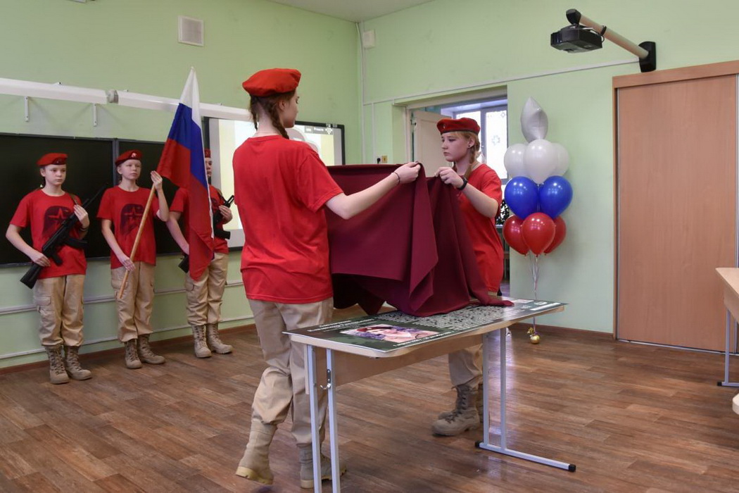 В екатеринбургской школе отличников посадят за парту Героя России