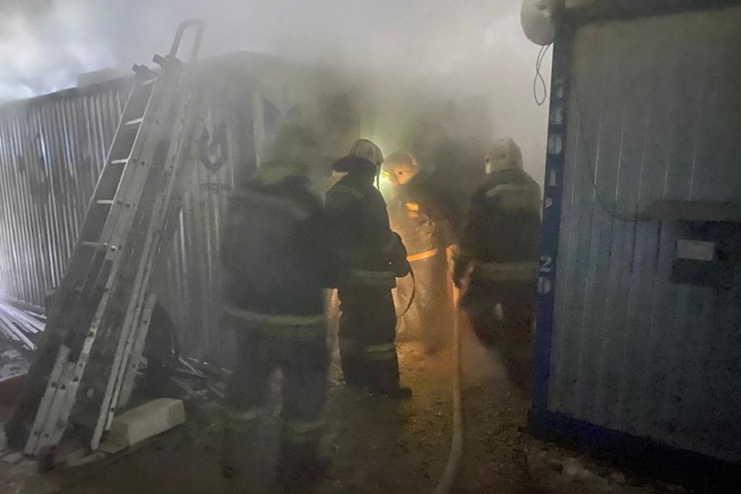 В Екатеринбурге на стройплощадке хлебокомбината СМАК произошёл пожар