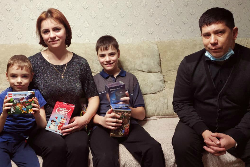 Председатель КДХ Челябинска подарил мальчику Яндекс-станцию на Новый год