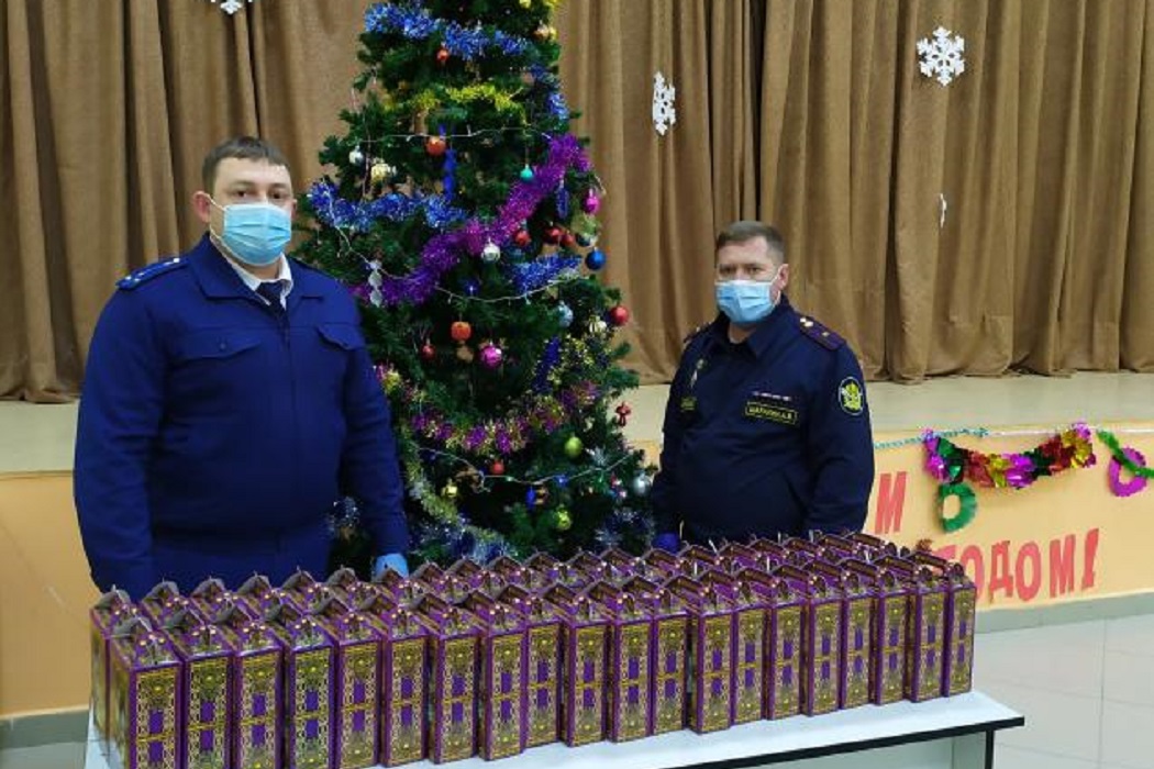 Прокуроры вручили малолетним осуждённым новогодние подарки