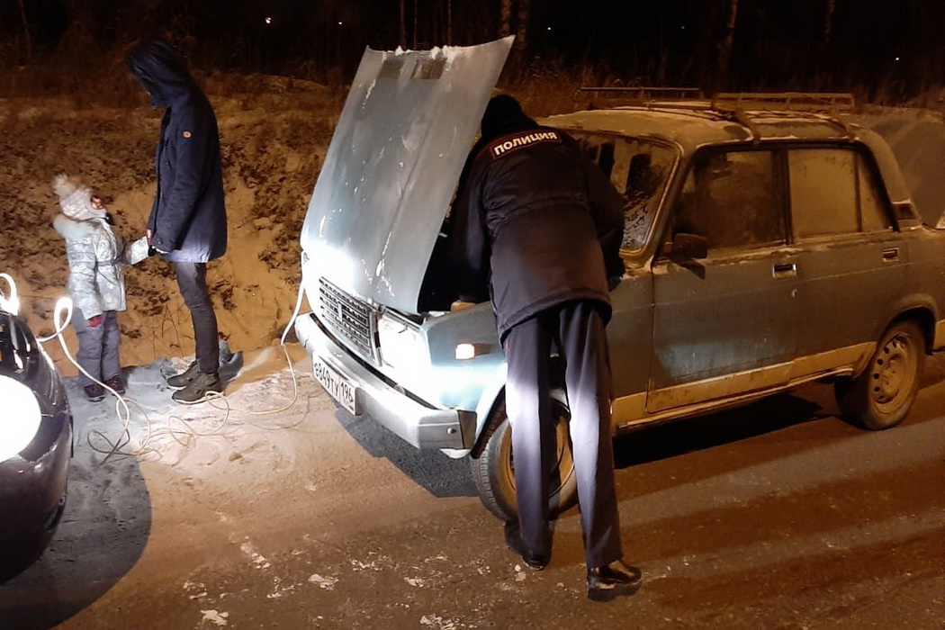 В Нижнем Тагиле сотрудник полиции помог замерзающей в машине женщине