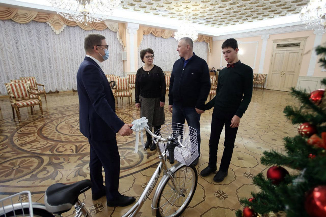 Текслер подарил особенному мальчику трехколёсный велосипед