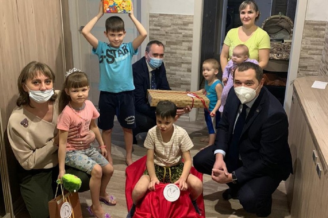 Тюменские чиновники вручили новогодние подарки многодетной семье