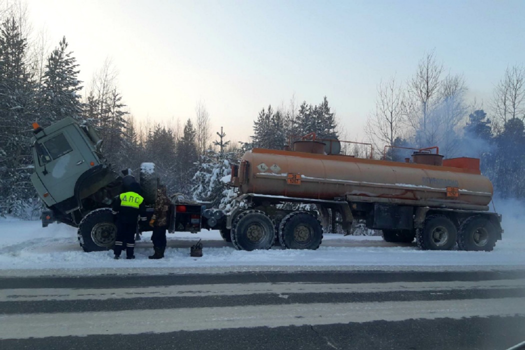 В Пыть-Яхе полицейские помогли замерзающему на трассе водителю грузовика