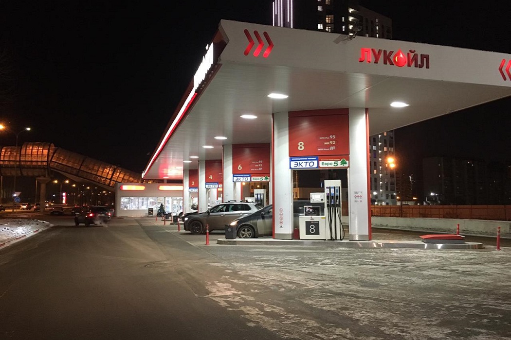 В Екатеринбурге водитель Toyota RAV4 сбил человека на заправке и скрылся
