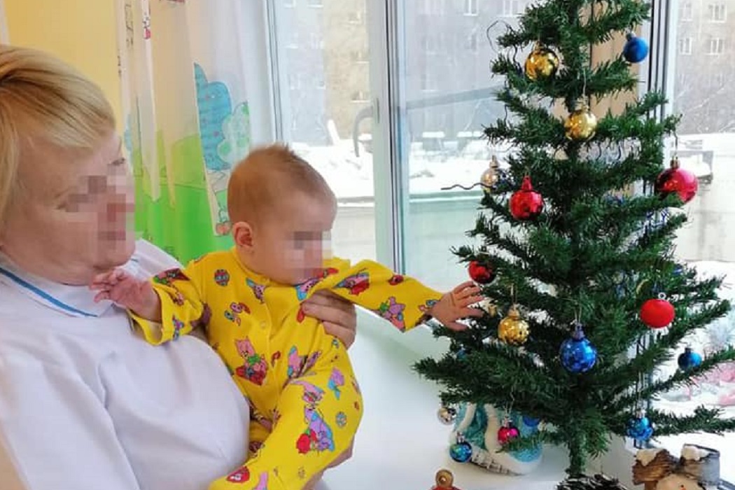 Найденная в шкафу малышка из Карпинска встретила Новый год в доме ребёнка