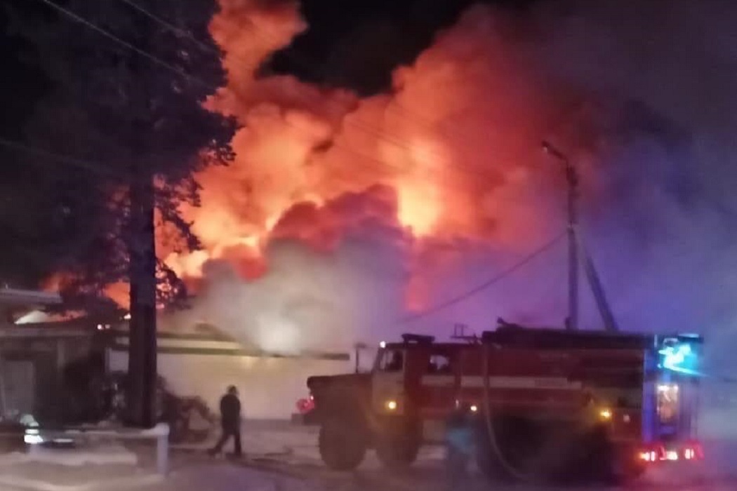 Дознаватели выясняют причины пожара в супермаркете отдалённого микрорайона Ноябрьска