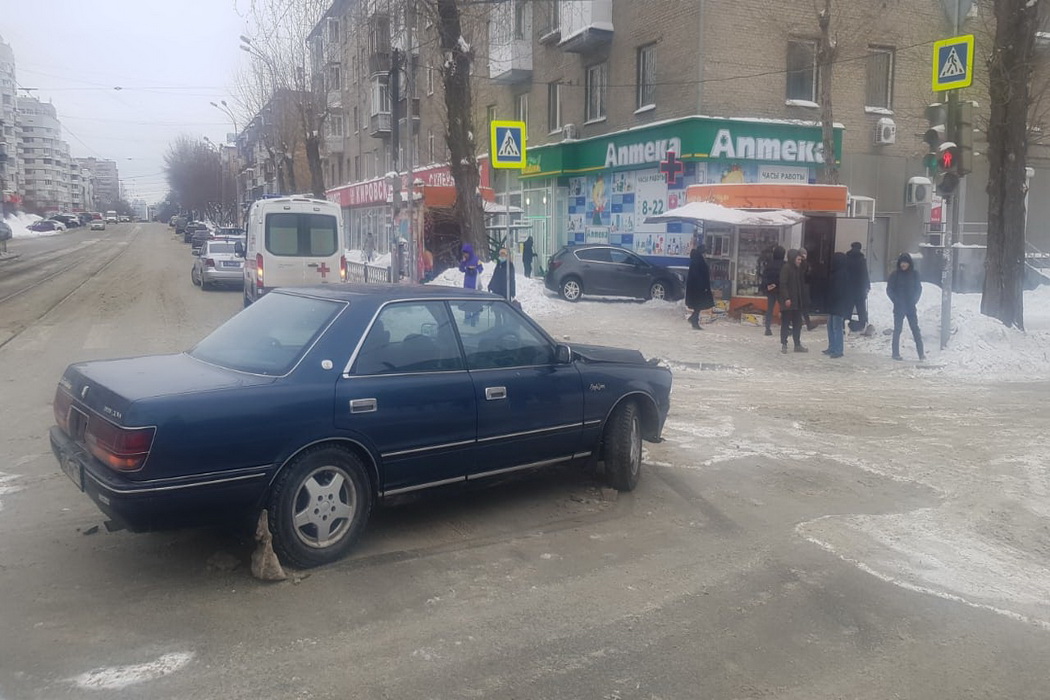 В центре Екатеринбурга Toyota после ДТП сбила пенсионерку