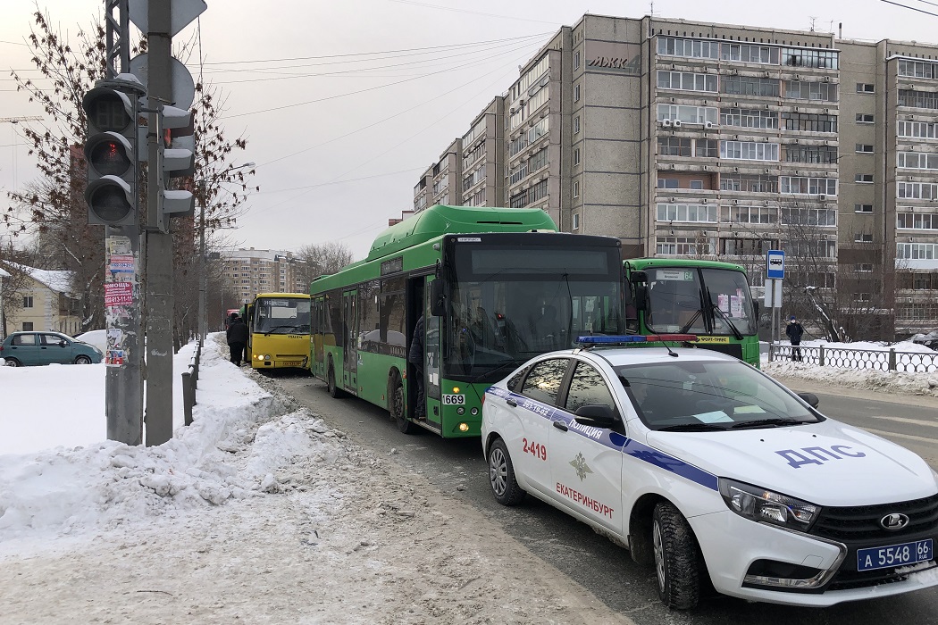 Четыре человека пострадали в столкновении автобусов в Екатеринбурге