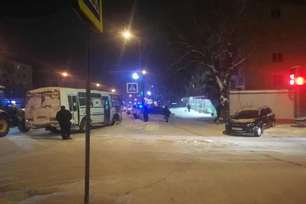 Сотрясение мозга получил водитель врезавшегося в столб ПАЗа в Челябинске