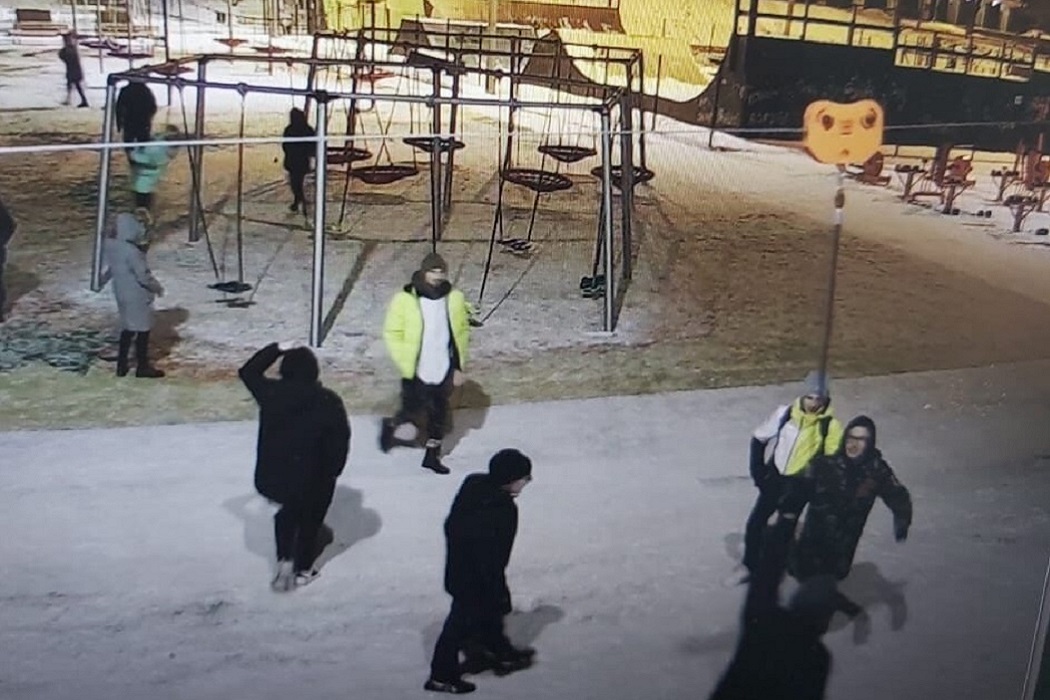 В Магнитогорске вандалы разгромили детскую площадку в новогоднюю ночь