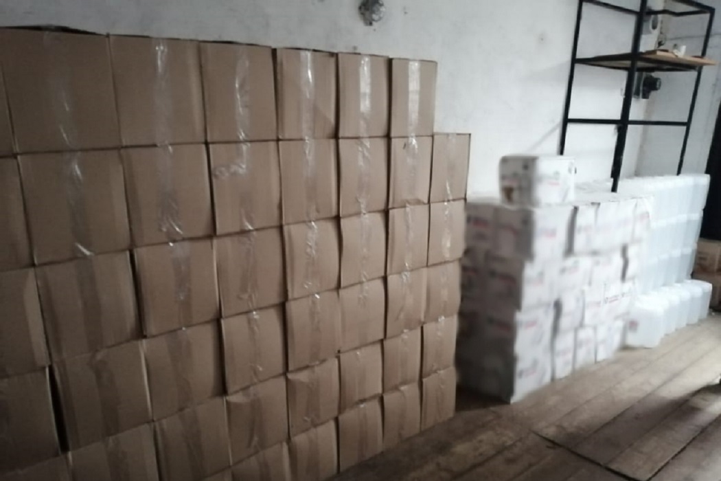 Полицейские изъяли у тюменца более 3 тысяч бутылок паленого алкоголя