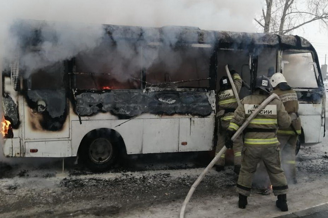 В Каменске-Уральском пассажирский автобус загорелся во время движения