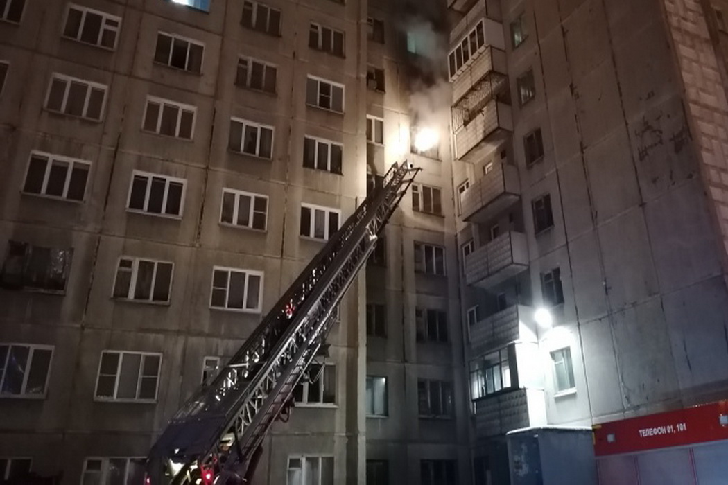 В Челябинске пожарные спасли 11 человек в горящем доме