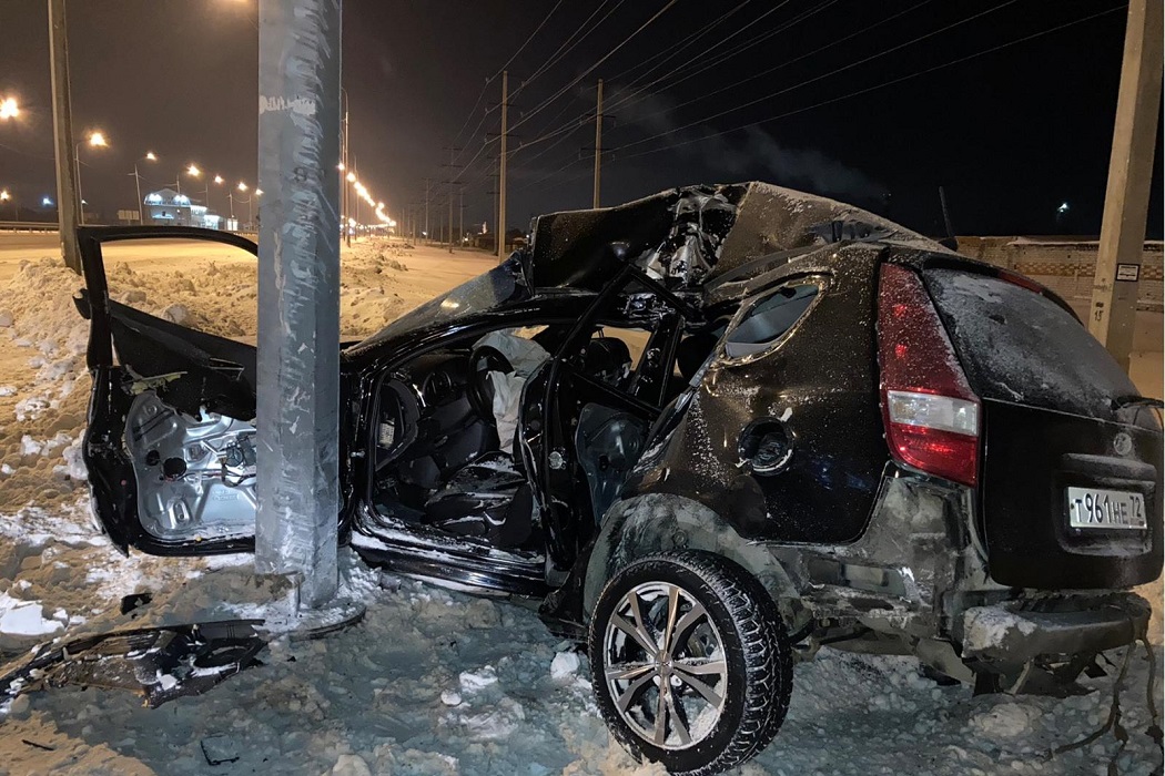 Пьяная тюменка на Hyundai влетела в столб и осталась жива