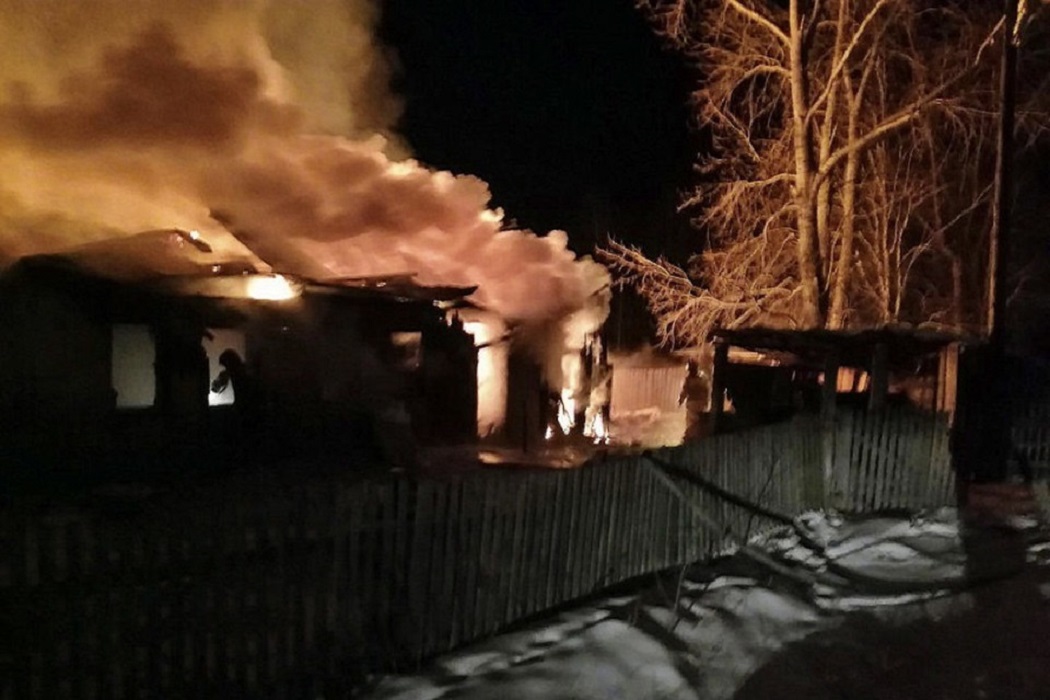 В Челябинской области многодетная семья потеряла дом из-за пожара