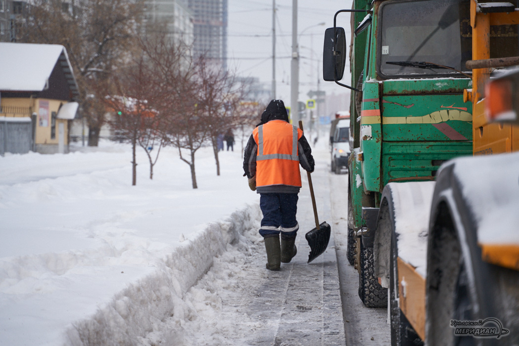 В Екатеринбурге ГИБДД эвакуирует машины на двух улицах из-за уборки снега