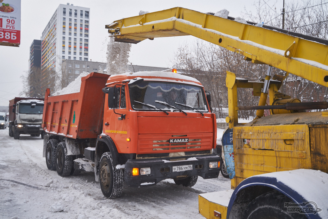 За сутки из Екатеринбурга вывезли 13 000 тонн снега