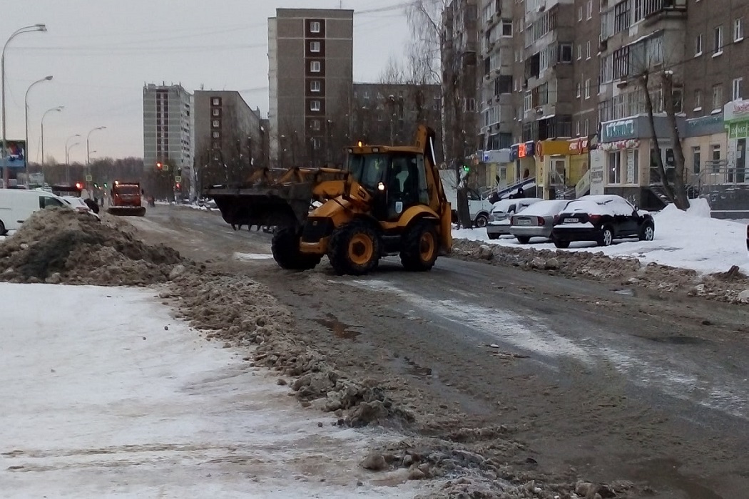 Прорыв трубы на улице Екатеринбурга устранят только к утру
