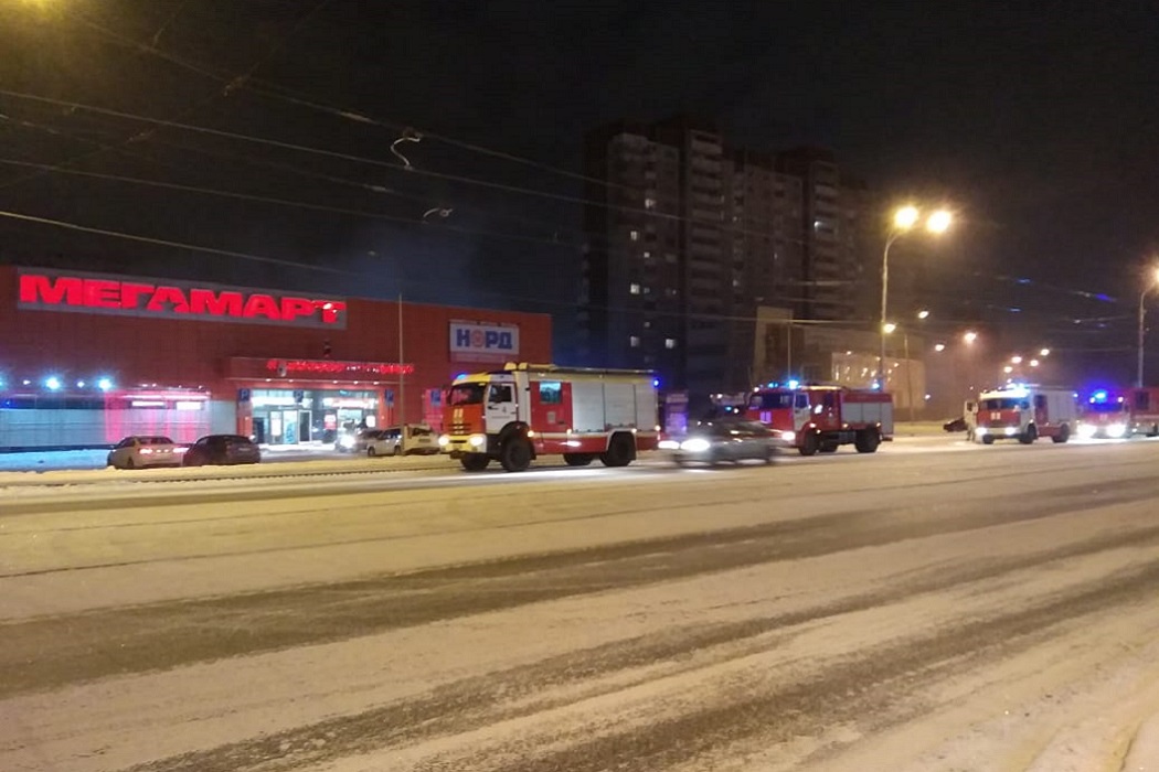 В Екатеринбурге горел «Мегамарт» на ЖБИ