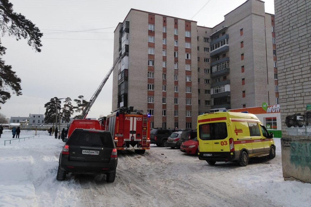 В Екатеринбурге из пожара спасатели эвакуировали 20 взрослых и 5 детей