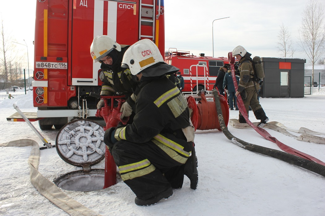 В Екатеринбурге огнеборцы потушили условный пожар на стадионе Калининец