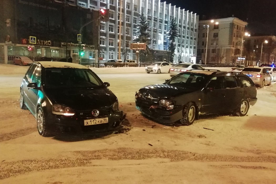 В Екатеринбурге после столкновения машин в больнице оказались 2 ребёнка
