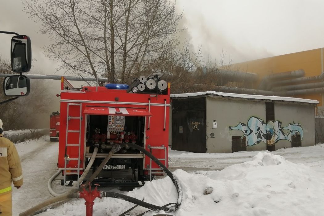 Деревообрабатывающее предприятие загорелось в Челябинске из-за опилок