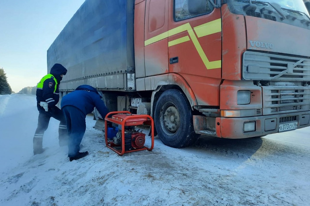 В морозы автоинспекторы Тюменской области помогли 11 водителям