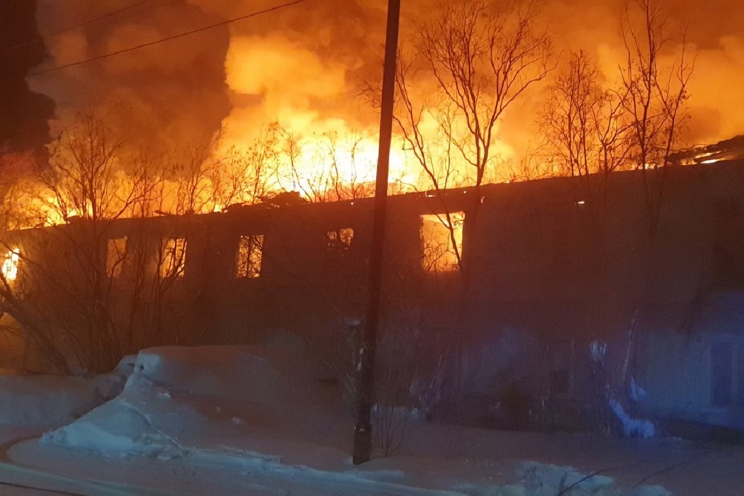 В Пуровском районе спасатели эвакуировали 4-х человек из горящего дома