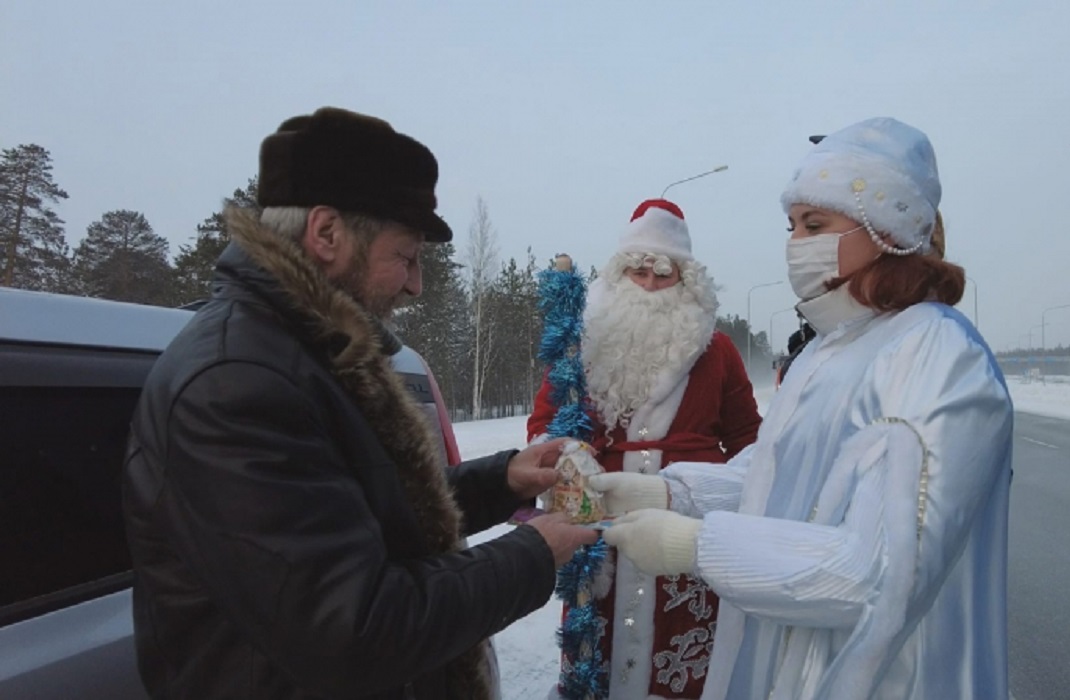 Водителей Югры поздравляют Полицейский Дед Мороз и Снегурочка 1