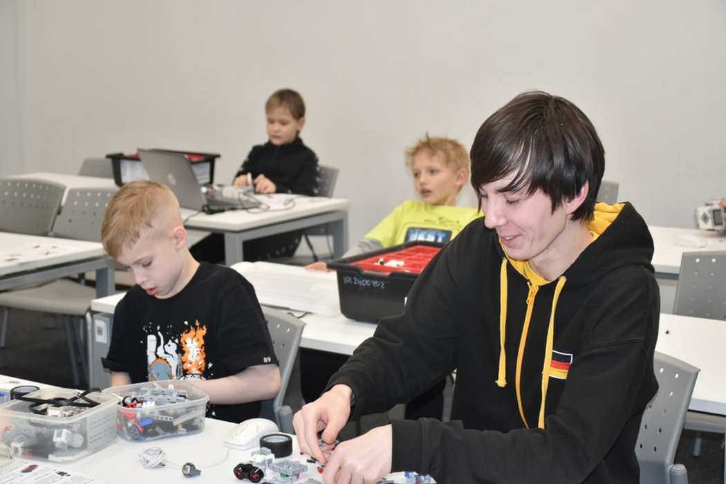 Ямальские школьники на каникулах обучаются робототехнике в Иннополисе
