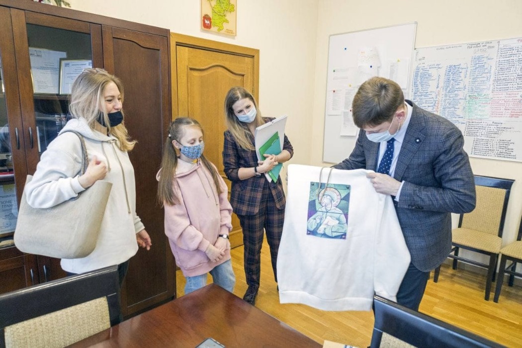 12-летняя челябинка делает одежду с принтами для врачей