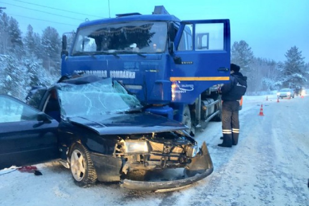 На Урале в лобовом столкновении Audi и КамАза погиб водитель