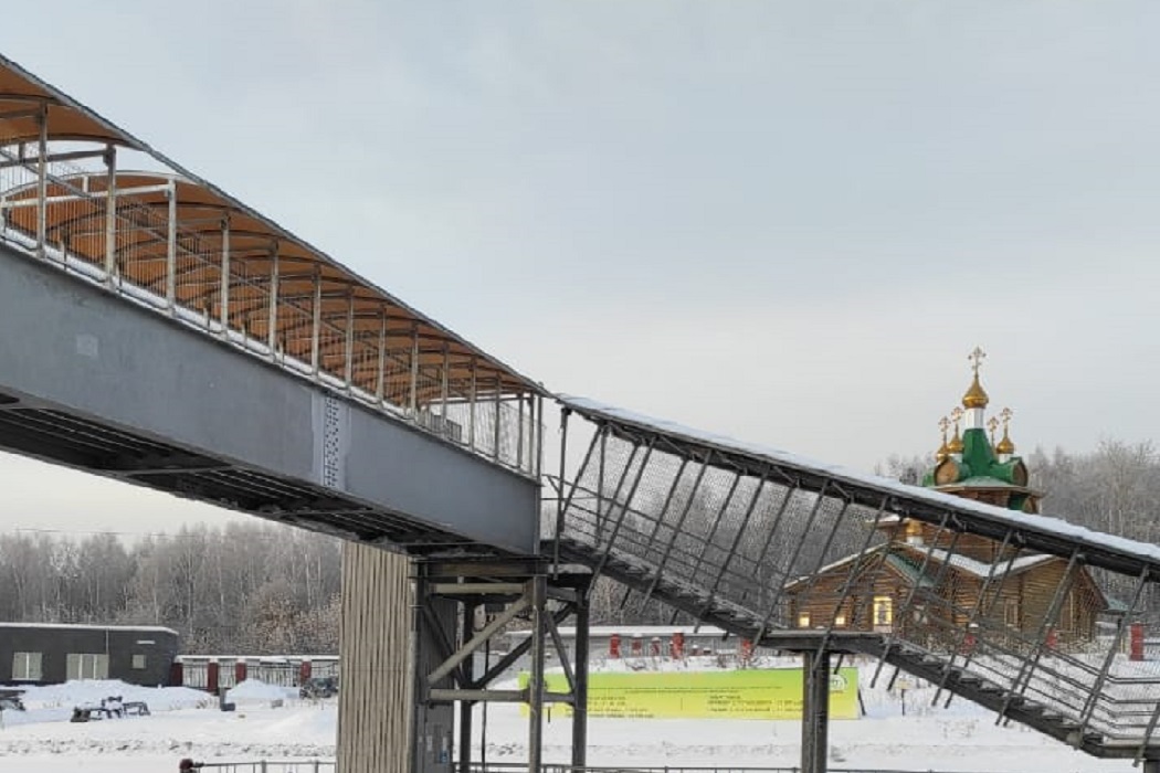 Под Екатеринбургом восстановили снесённый КамАЗом пешеходный мост