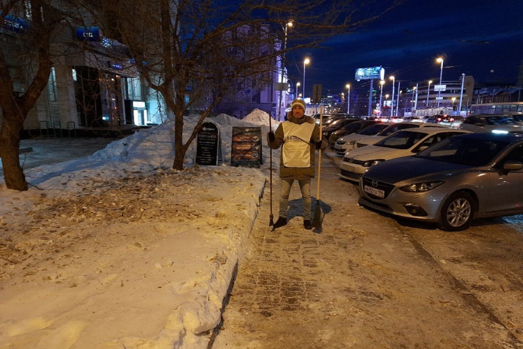 В Екатеринбурге активисты показали чиновникам, как убирать лёд