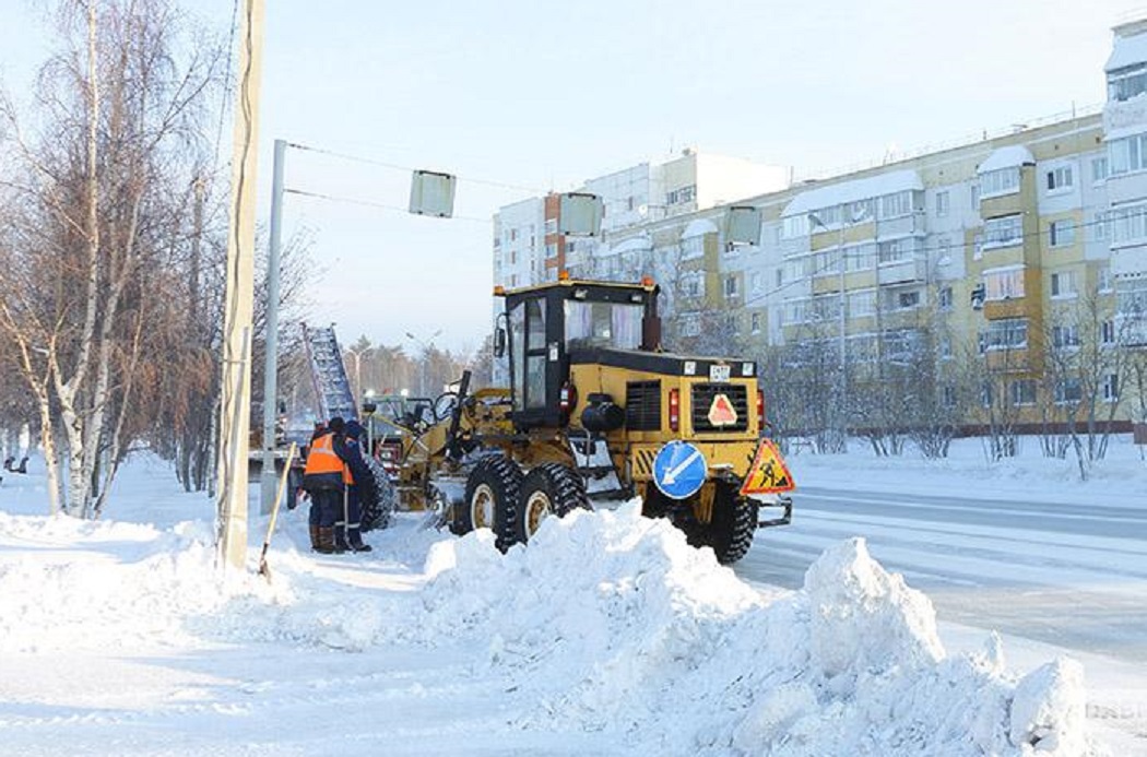Дорожники Ноябрьска борются с последствиями сильного снегопада