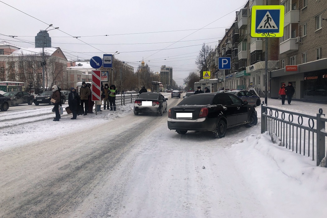 В Екатеринбурге "Шевроле Лачетти" сбил переходящую дорогу девочку