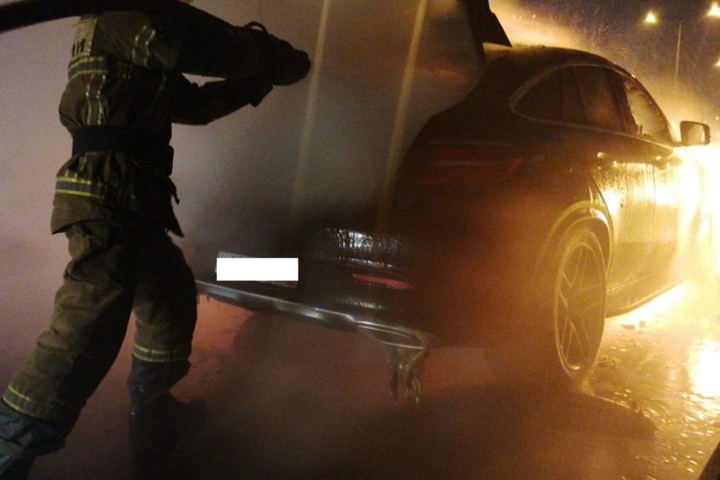 На Кольцовском тракте в Екатеринбурге сгорел Mercedes Benz