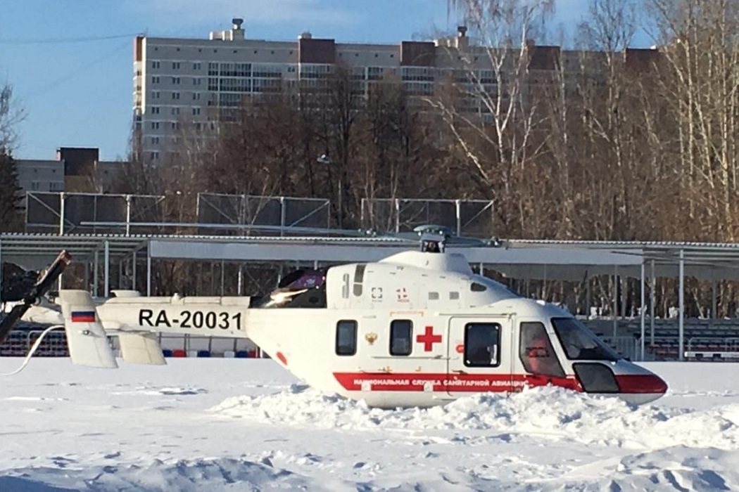 На Урале медицинский вертолёт прилетел на стадион за пациентом