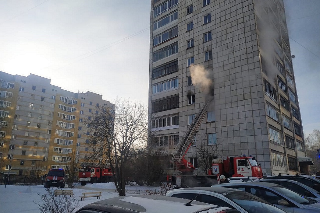 На Старой Сортировке в Екатеринбурге загорелся 12-этажный дом