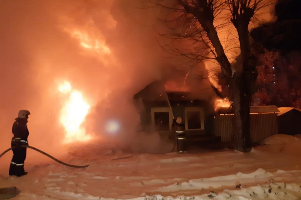 В Екатеринбурге сгорел жилой дом на ВИЗе