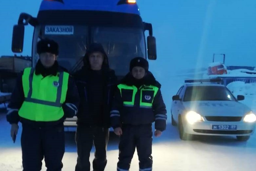 Полицейские из Нового Уренгоя помогли замерзающим на трассе вахтовикам