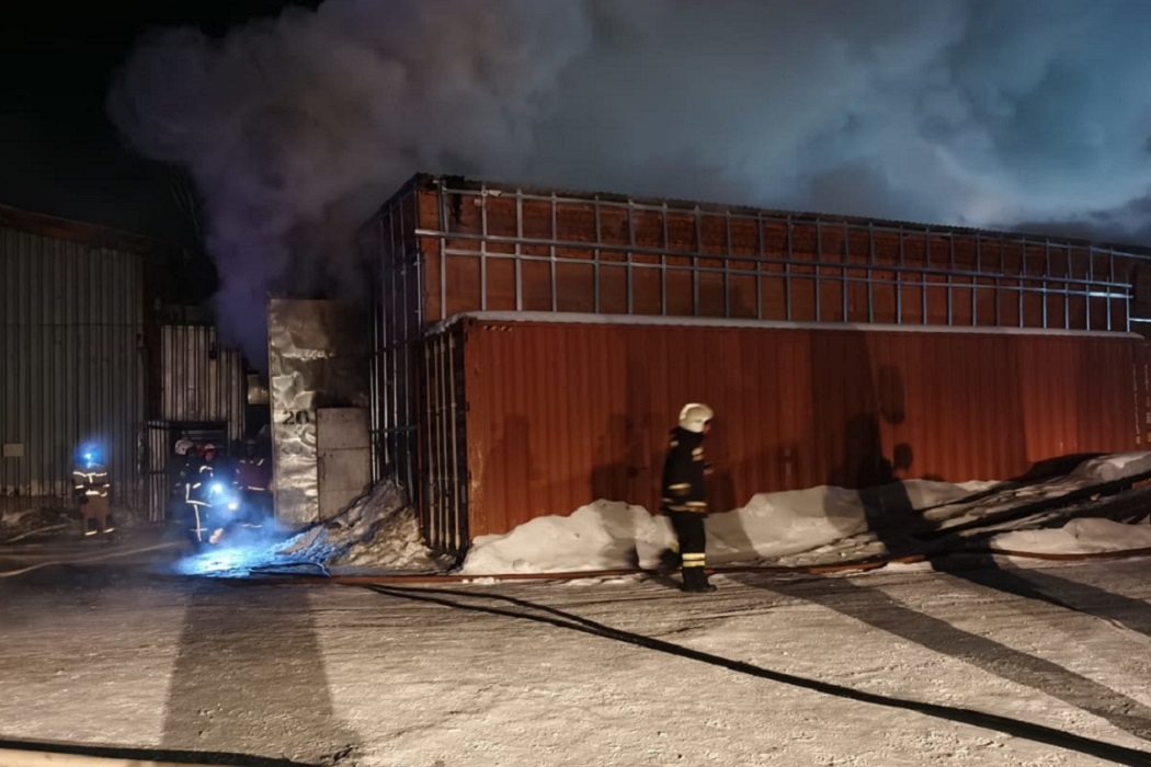 В Екатеринбурге при пожаре в автосервисе на Шефской пострадал человек