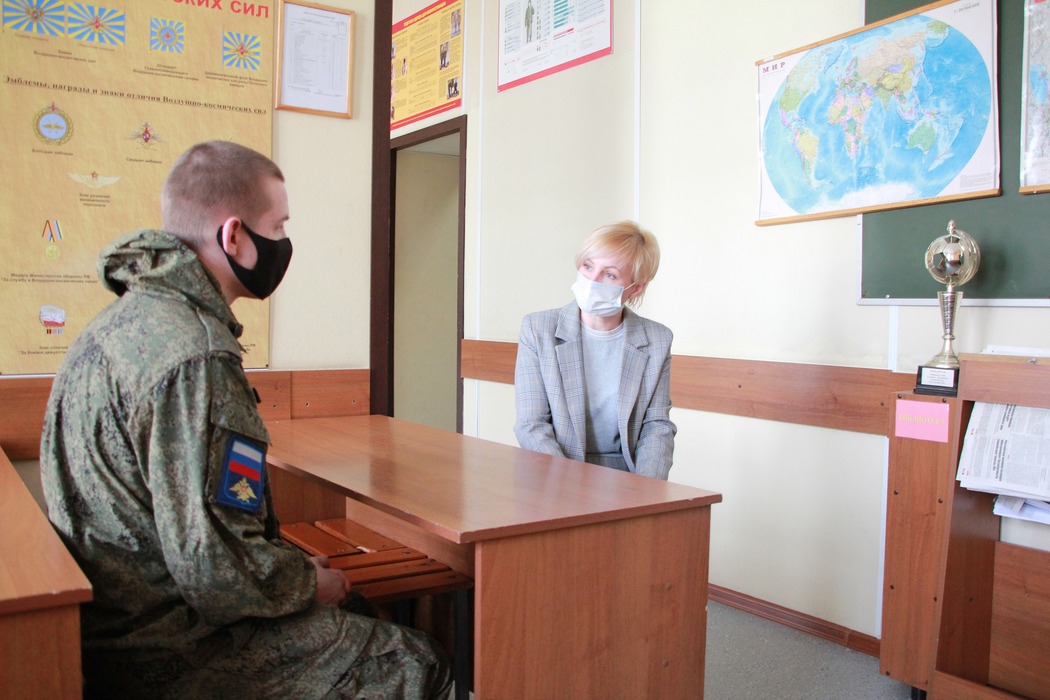Челябинский омбудсмен встретилась с солдатом, получившим ожоги глаз