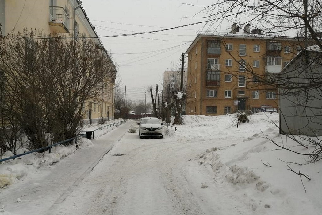 В Екатеринбурге водитель сбил катающегося на ледянке ребёнка
