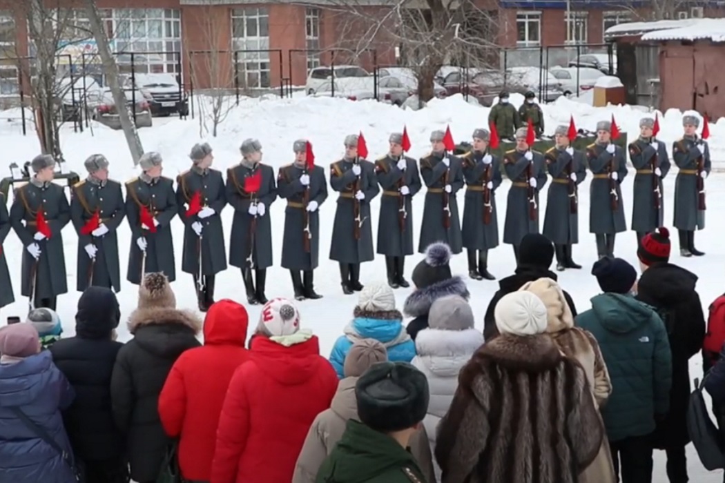 Военнослужащие ЦВО устроили парад в коррекционной школе Екатеринбурга