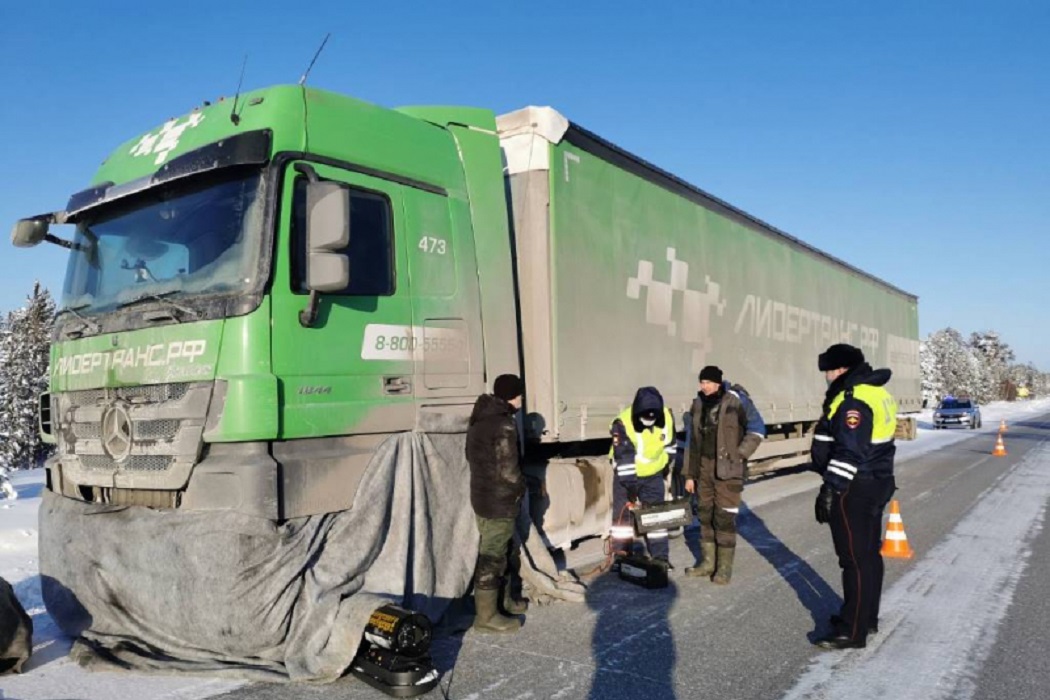 В Югре автоинспекторы помогли замерзающему на трассе жителю Подмосковья